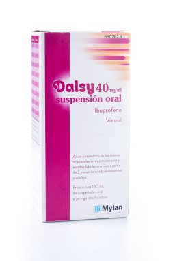 Beyaz arka planda izole edilmiş yapışkan ilaç şurubu kutusu