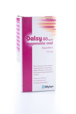 Beyaz arka planda izole edilmiş yapışkan ilaç şurubu kutusu