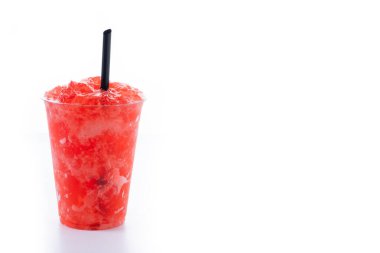  Beyaz arka planda kırmızı çilekli buzlu içecek izole edilmiş. Soğuk yaz içkisi. Boşluğu kopyala