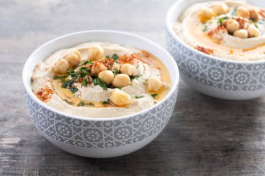 Zeytin yağlı nohut, maydanoz ve ahşap masada kırmızı biber.