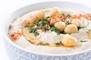 Zeytin yağlı nohut, maydanoz ve ahşap masada kırmızı biber.