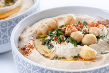 Zeytin yağlı nohut, maydanoz ve ahşap masada kırmızı biber.