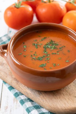 Geleneksel İspanyol Gazpacho çorbası beyaz ahşap masada.