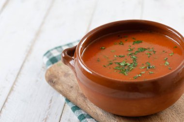 Beyaz ahşap masada geleneksel İspanyol Gazpacho çorbası. Boşluğu kopyala