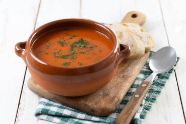 Geleneksel İspanyol Gazpacho çorbası beyaz ahşap masada.