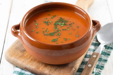 Geleneksel İspanyol Gazpacho çorbası beyaz ahşap masada.