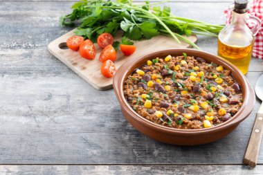 Geleneksel Meksika Chili con carne. Tahta masadaki domates sosunda kıyma ve sebze güveci. Boşluğu kopyala