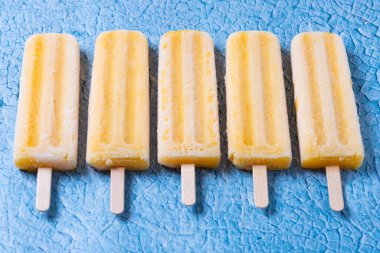 Mavi arkaplanda limon şekerlemeleri