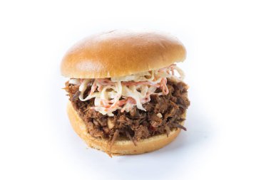 Beyaz arka planda lahana salatalı domuz sandviçi.