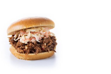 Beyaz arka planda lahana salatalı domuz sandviçi.