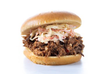 Beyaz arka planda lahana salatalı domuz sandviçi.