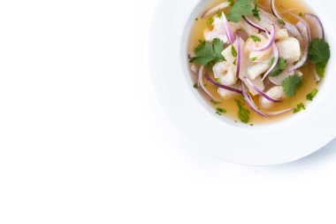 Geleneksel Peru ceviche deniz levreği filetosu beyaz arka planda izole edilmiş..