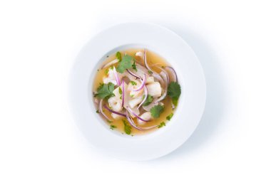 Geleneksel Peru ceviche deniz levreği filetosu beyaz arka planda izole edilmiş..