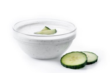 Beyaz zemin üzerinde izole Yunan Tzatziki sosu