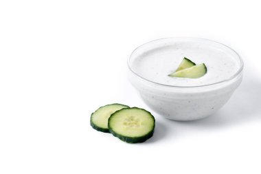Beyaz zemin üzerinde izole Yunan Tzatziki sosu