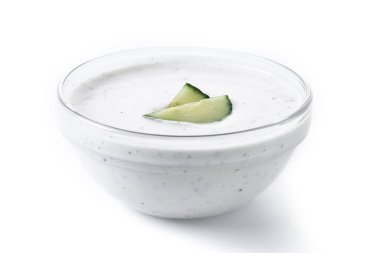 Beyaz zemin üzerinde izole Yunan Tzatziki sosu