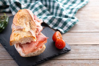İspanyol jambonlu sandviç. İspanyol Bocadillo de jamon Serrano