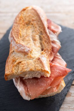 İspanyol jambonlu sandviç. İspanyol Bocadillo de jamon Serrano