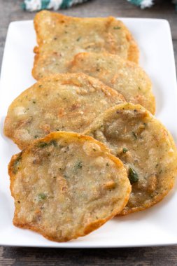 Tortillitas de Camarones ahşap masada. Tipik Endülüs yemekleri..