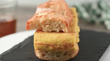Tahta masada İspanyol patatesli omlet sandviçi. Bocadillo de tortilla