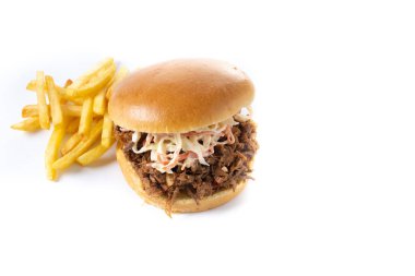 Lahana salatalı domuz sandviçi ve beyaz arka planda patates kızartması.