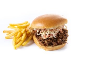 Lahana salatalı domuz sandviçi ve beyaz arka planda patates kızartması.