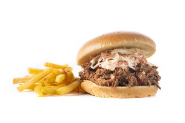 Lahana salatalı domuz sandviçi ve beyaz arka planda patates kızartması.