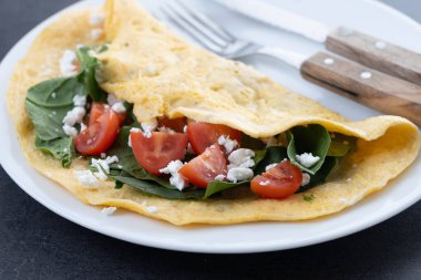 Domatesli omlet ve siyah taşlı ıspanak.