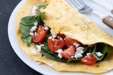 Domatesli omlet ve siyah taşlı ıspanak.