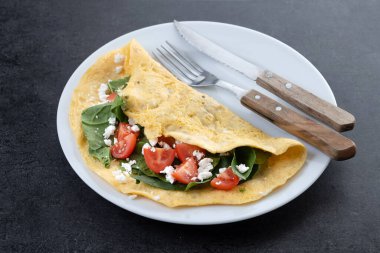 Domatesli omlet ve siyah taşlı ıspanak.