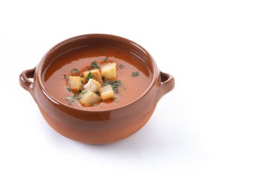 Geleneksel İspanyol çorbası beyaz arka planda izole edilmiş.