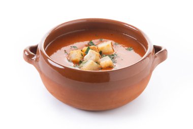 Geleneksel İspanyol çorbası beyaz arka planda izole edilmiş.