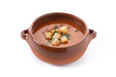 Geleneksel İspanyol çorbası beyaz arka planda izole edilmiş.