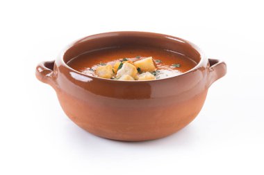 Geleneksel İspanyol çorbası beyaz arka planda izole edilmiş.