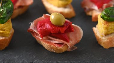 Geleneksel İspanyol pintxoları ahşap masada.