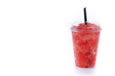 Beyaz arka planda kırmızı çilekli buzlu içecek izole edilmiş. Boşluğu kopyala