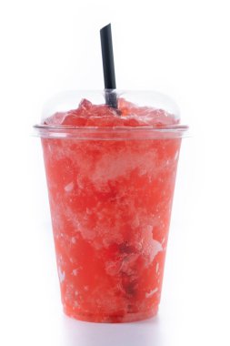 Beyaz arkaplanda kırmızı çilekli buzlu içecek izole edilmiş.