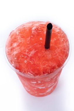 Beyaz arkaplanda kırmızı çilekli buzlu içecek izole edilmiş.
