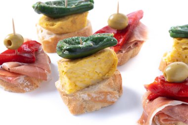 Geleneksel İspanyol pintxoları beyaz arkaplanda izole edildi