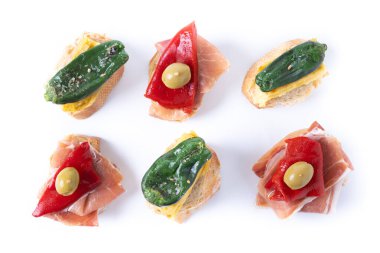 Geleneksel İspanyol pintxoları beyaz arkaplanda izole edildi