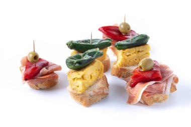 Geleneksel İspanyol pintxoları beyaz arkaplanda izole edildi