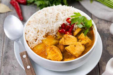 Massaman körisi ahşap masada. Geleneksel Tayland yemeği tarifi