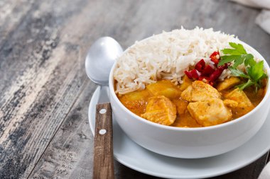 Massaman körisi ahşap masada. Geleneksel Tayland yemeği tarifi