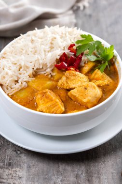 Massaman körisi ahşap masada. Geleneksel Tayland yemeği tarifi