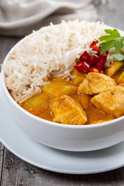 Massaman körisi ahşap masada. Geleneksel Tayland yemeği tarifi