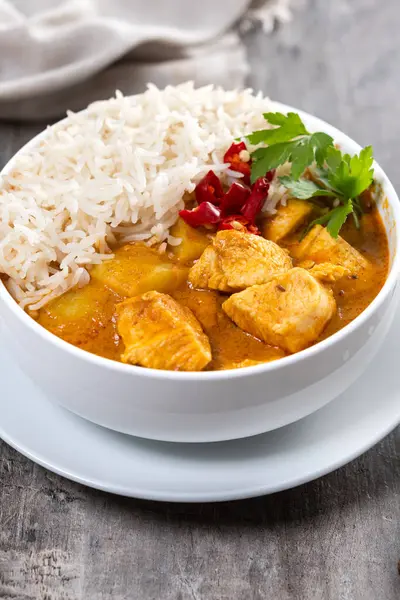 Massaman körisi ahşap masada. Geleneksel Tayland yemeği tarifi