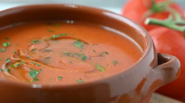 Geleneksel İspanyol gazpacho çorbası ahşap masada.