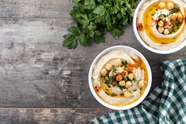 Zeytin yağlı nohut, maydanoz ve ahşap masada kırmızı biber. Üst Manzara. Boşluğu kopyala