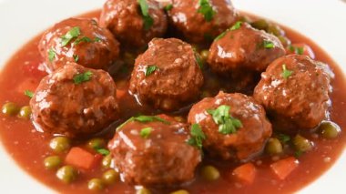 Köfte, yeşil bezelye ve domates soslu havuç.