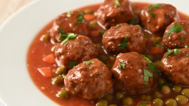 Köfte, yeşil bezelye ve domates soslu havuç.